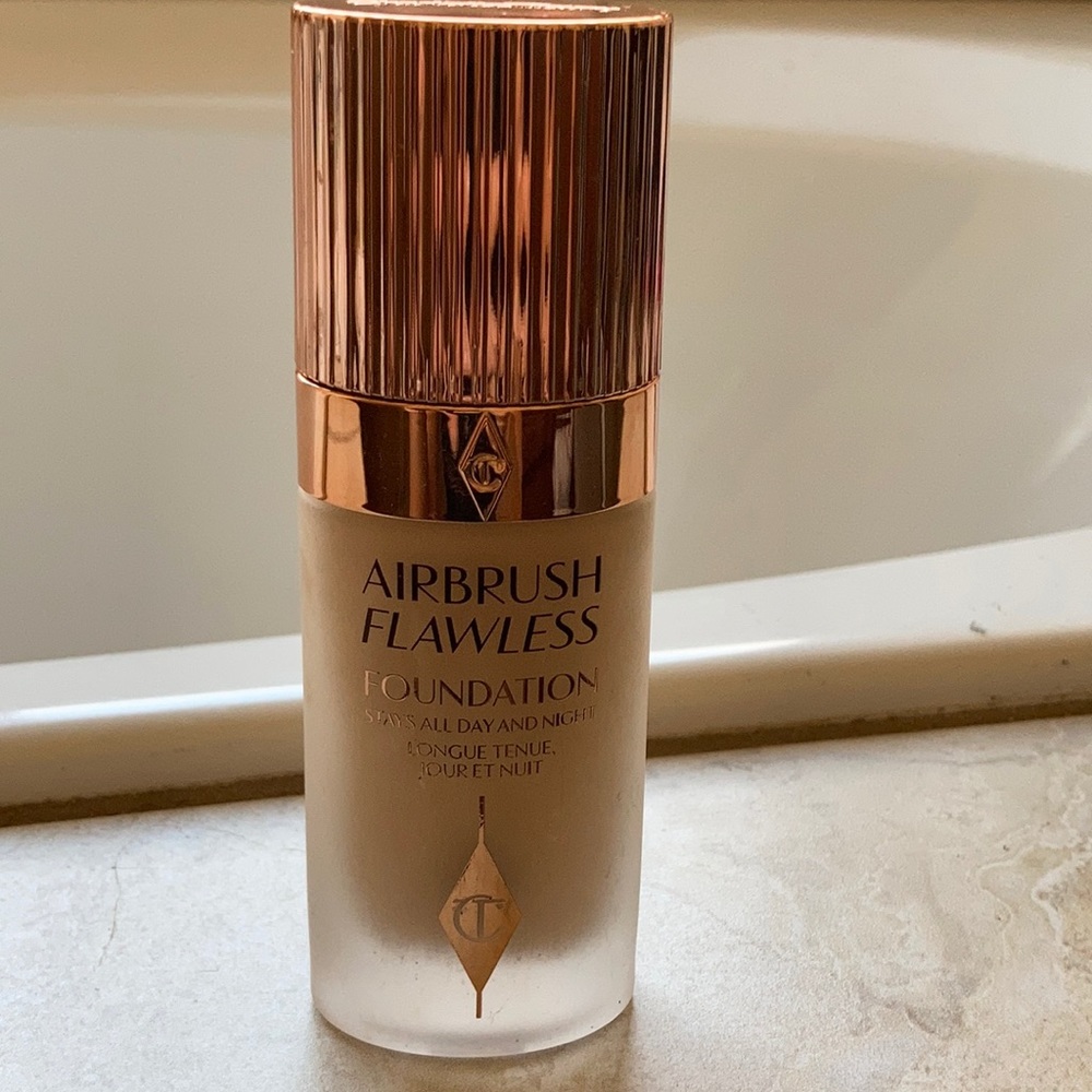 Charlotte Tilbury Airbrush Flawless Foundation color 5.5